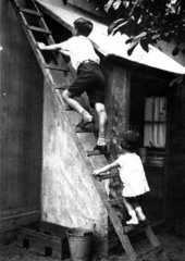 Zwei Kinder auf Leiter