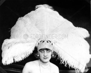 Frau mit riesigem Federhut 1920