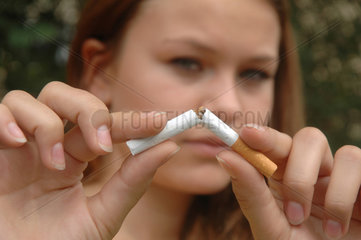 junge Frau zerbricht Zigarette