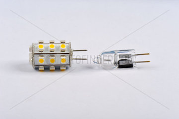 Moderne LED sparen 90% gegenueber Niedervolt Halogen-Leuchtmittel.