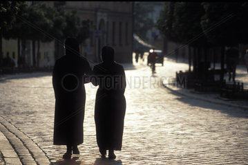 zwei Nonnen laufen auf der Strasse