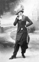 Frau posiert in modischem Hosenrock und Wattebausch