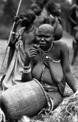 afrikanische Frau raucht Pfeife