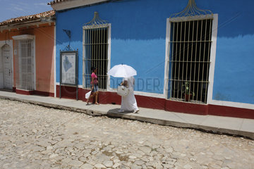 Frau mit Sonnenschirm in Trinidad