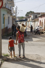 Maurer mit Kind in Trinidad