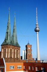 D - Berlin: Nikolaikirche  Rotes Rathaus und Fernsehturm