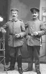 Zwei Maenner in Uniform
