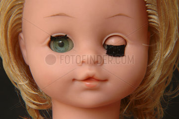Puppe zwinkert mit den Augen
