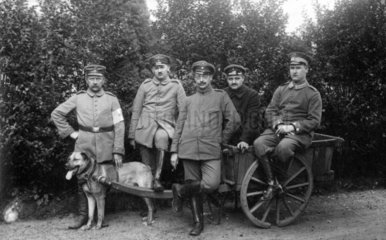Hundekarren mit Soldaten