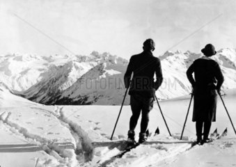 Paar faehrt Ski   Alpenpanorama