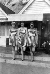 Drei Frauen im gestreiften Badeanzug