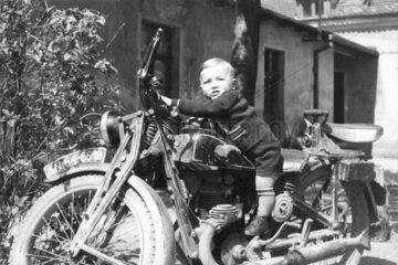 Kleinkind auf einem Motorrad