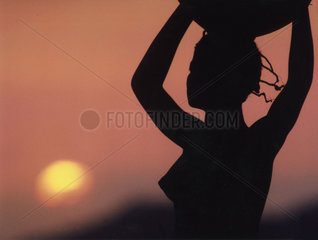 Kamerun - afrikanische Frau im Sonnenuntergang