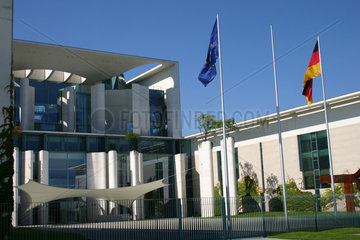 EU-Fahne vor dem Bundeskanzleramt