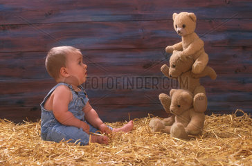 Baby im Heu mit Teddybaeren
