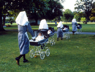 vier Nonnen und vier Babies