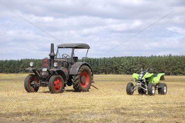 Traktor und Buggy auf dem Feld