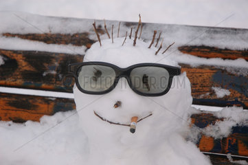 Schneemann mit Sonnenbrille und Kippe