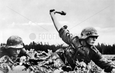 Soldat wirft Handgranate