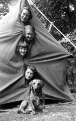 Camping 4 Maedchen schauen Zelt