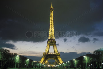 beleuchteter Eiffelturm bei Nacht