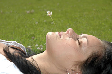 Frau entspannt im Park