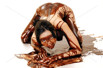 nackte Frau mit Schokolade beschmiert