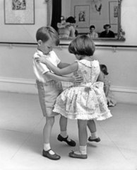 Zwei Kinder tanzen