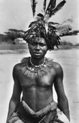 afrikanischer Mann mit Federschmuck