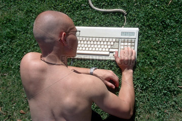 Tastatur auf der Wiese