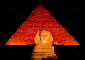 Pyramiden von Gizeh und Sphinx waehrend Lichtshow