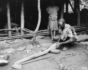 afrikanischer Mann beim Handwerken