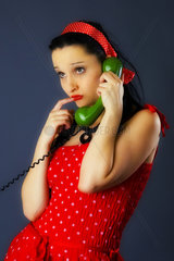 Frau in rotem Kleid telefoniert