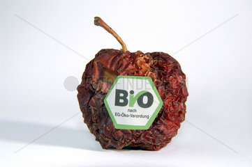 verschrumpelter vertrockneter Apfel mit Bio Siegel