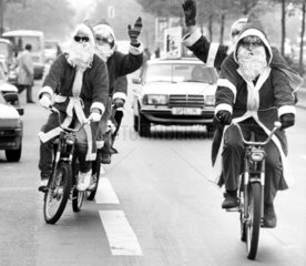 Weihnachtsmaenner auf Fahrraedern