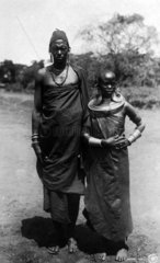 afrikanischer Mann und afrikanische Frau in traditioneller Kleidung