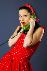 Frau in rotem Kleid telefoniert