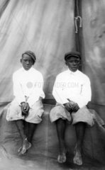zwei afrikanische Jungen in europaeischer Kleidung