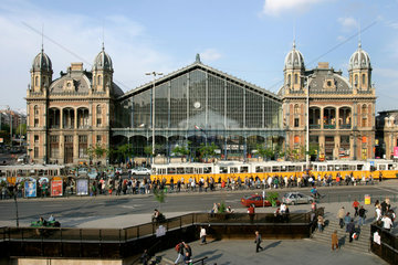 Der Westbahnhof von Budapest (Nyugati palyaudvar) wurde vom Pariser Architekturbuero von Gustave Eiffel geplant und 1877 fertig gestellt.