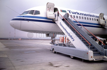 Der Flughafen von Ashgabad in Turkmenistan - die Gangway wurde an eine Maschine vom Typ Boeing 757-200 der Turkmenistan Airlines gesfahren.