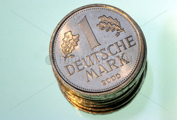 Die D-Mark tritt ab. Ab 1. Januar 2002 ist das neue Zahlungsmittel Euro im Umlauf.