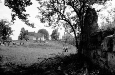 Die Gemeinde Gruorn ist ein abgegangenes Dorf. 1939 wurden die Bewohner umgesiedelt - Gruorn bei Muensingen/SchwÉbische Alb war fortan Teil des Truppenuebungsplatzes. Das Foto entstand bei einem der jÉhrlichen Pfingsttreffen um das Jahr 1978.