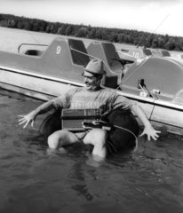 Mann mit Radio im Wasser