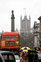 London  Picadilly Circus  rush hour - typisch sind die roten Doppeldecker Busse.
