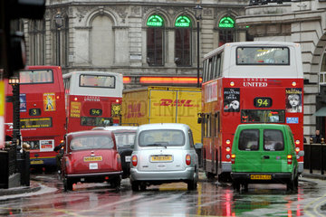 London  Picadilly Circus  rush hour - typisch sind die roten Doppeldecker Busse.