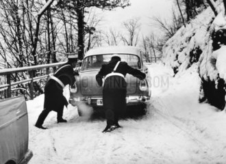 Polizei schiebt Auto im Schnee