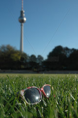 Deutschland  Berlin  Sonnebrille und Fernsehturm