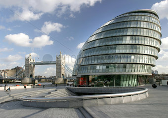 TOWER BRIDGE und das neue Londoner Rathaus (Sitz des Buergermeisters)  das GREATER LONDON AUTHORITY HEADQUARTERS  am suedlichen Themse-Ufer im Stadtteil Southwark.