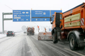 Autobahnfahrt in dichtem Schneetreiben.