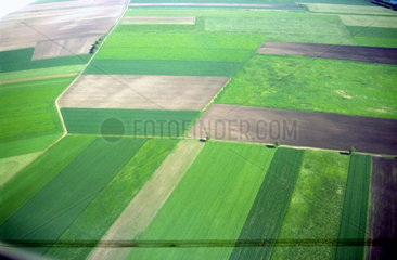 Luftaufnahme von gruenen Feldern nach dem Start vom Flughafen Stuttgart Echterdingen.
